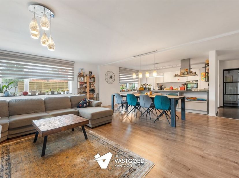 Perfect onderhouden en energiezuinig gelijkvloers appartement (165m²) met 2 slaapkamers en tuin te Beringen.<br />
Belangrijkste troeven: <br />
- Cen