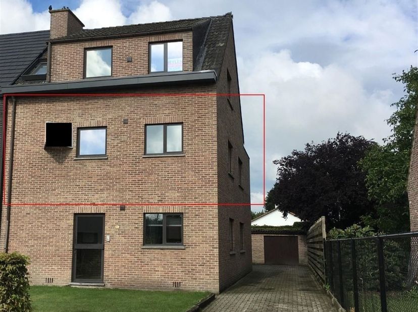 Appartement van +/-81 m² met garagebox op loopafstand van het centrum<br />
<br />
<br />
Ligging: Het appartement is gelegen in de Leemstraat in t