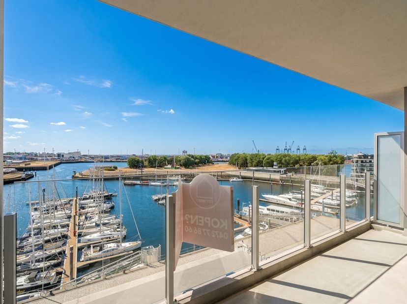 Op een gegeerde ligging aan de jachthaven van Zeebrugge bevindt zich dit stijlvol en luxueus afgewerkte appartement op de zesde verdieping van een zee