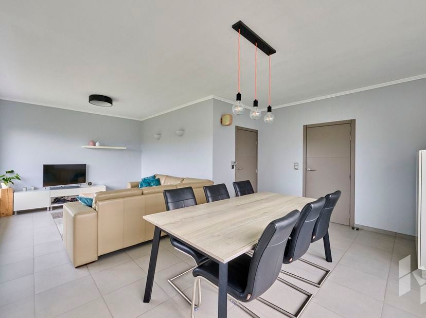 Mooie, instapklare woning met een lichtrijke woonkamer, 3 slaapkamers en een inpandige garage gelegen op een hoekperceel van 509 m² in een rustige buu