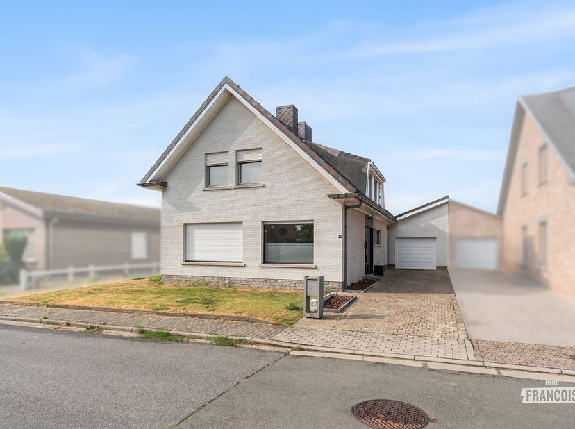in Hillegem, deelgemeente van Herzele, staat deze robuust gebouwde woning uit de sixties. Mits de nodige renovatiewerken én dankzij de grote open ruim