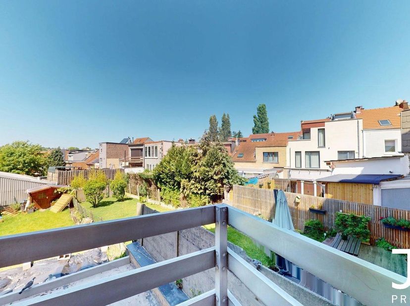Idéalement situé à proximité de toutes les commodités et du Parc de Heembeek, appartement 1 chambre de 65 m² au 1er étage d'un immeuble avec ascenseur