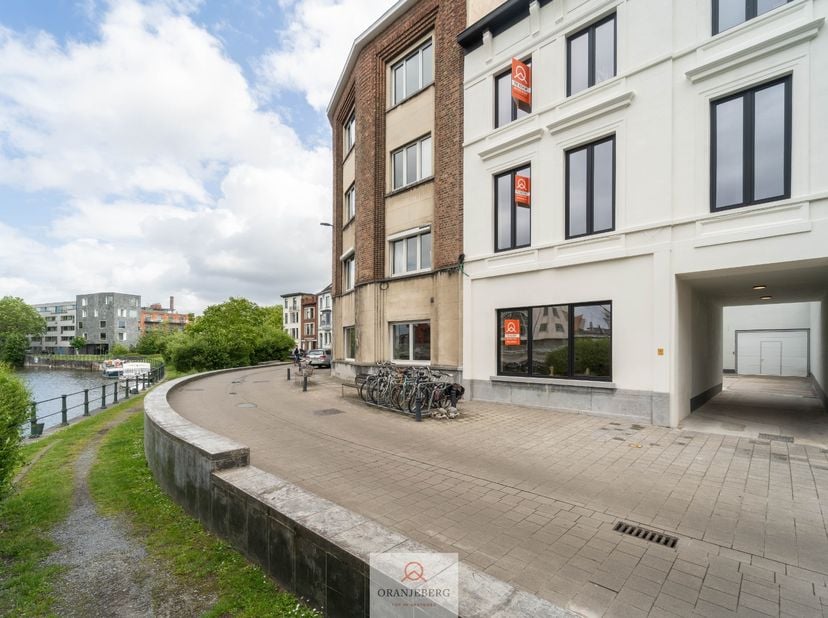 Deze gelijkvloerse studio is uitstekend gelegen aan de Edward Pynaertkaai, op een centrale locatie aan de rand van Gent-centrum. Het appartement bevin
