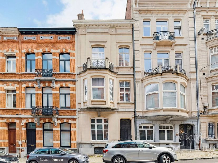 Parket, marmer, mortex<br />
Garage : 2 auto's achter elkaar