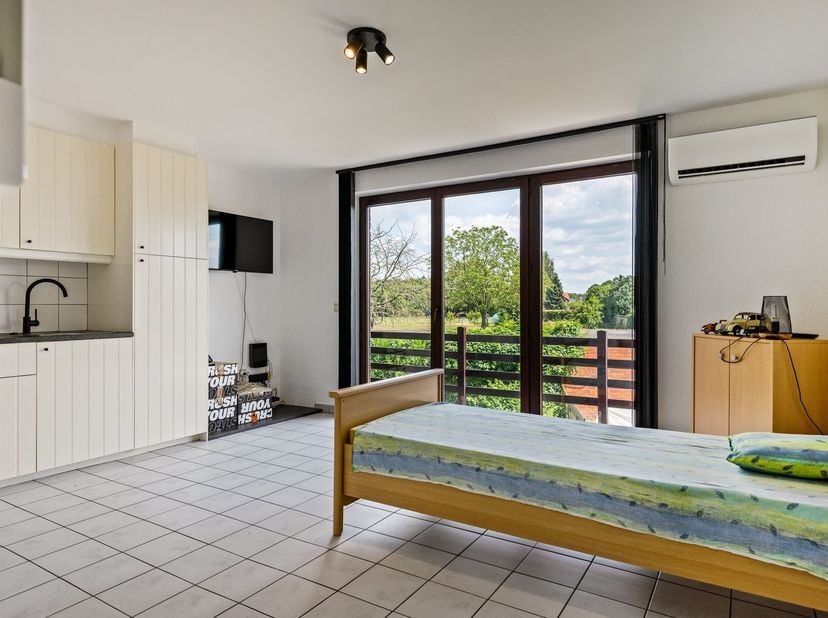 Lichtrijke studio met terras en privatieve garage in Geel<br />
Locatie<br />
Deze studio is gelegen op een centrale locatie in Geel, op korte afsta