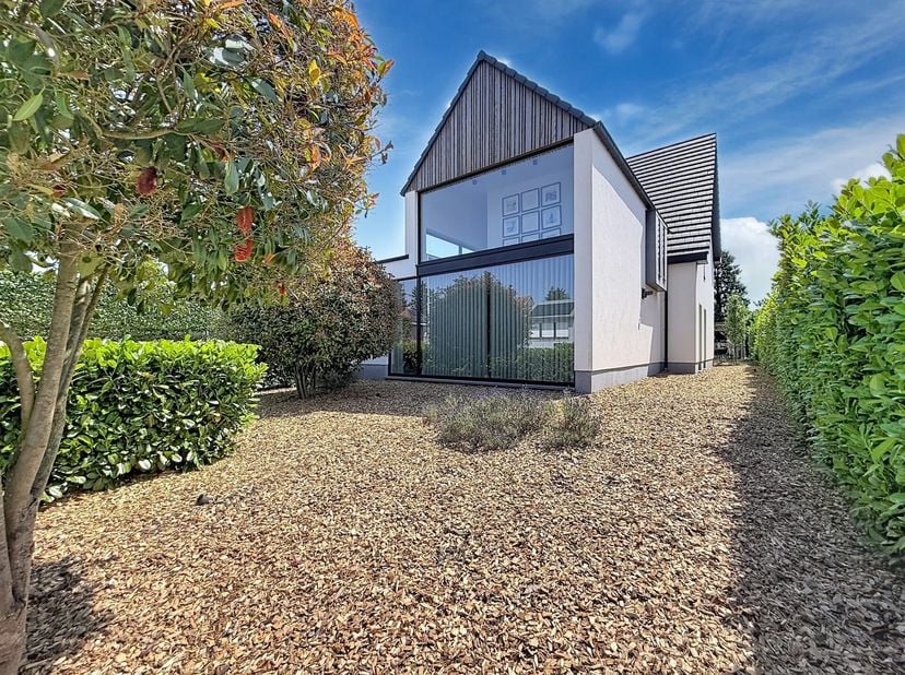 Achter deze elektrische houten poort schuilt een parel van een villa waar u in alle luxe kan genieten!<br />
De woning ligt ver verwijderd van de stra