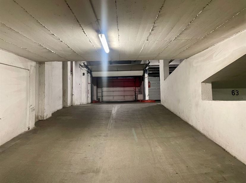 Ligging:<br />
Deze ondergrondse autostaanplaats is uitstekend gelegen op de Italiëlei, pal in het centrum van Antwerpen. Dankzij de centrale ligging