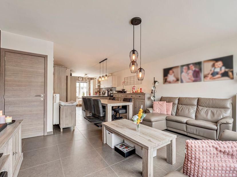 Instapklare woning met 3 slaapkamers en garage te koop in Stasegem<br />
Je betreedt de woning via de inkomhal met gastentoilet en komt vervolgens in