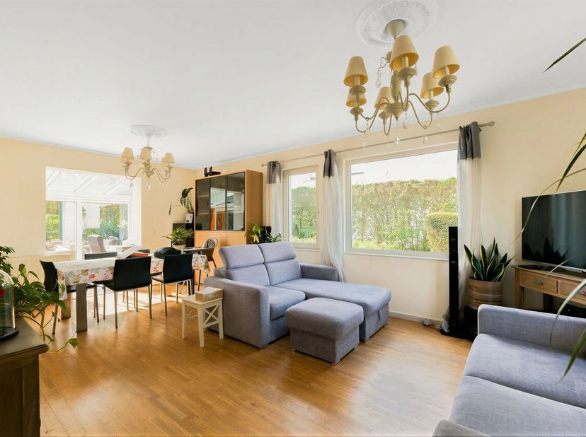Idéalement située dans un quartier résidentiel, Victoire-Junot vous présente cette charmante maison 3 façades composée comme suit : hall d'entrée avec