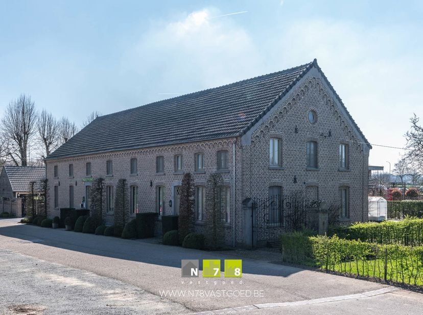 UNIEKE VOORMALIGE HOEVE OP EEN PERCEEL +/- 1HA MOMENTEEL UITGEBAAT ALS HOTEL MET PRIVATIEVE WOONST TE BREE<br />
TROEVEN<br />
- Rustige en landelijke