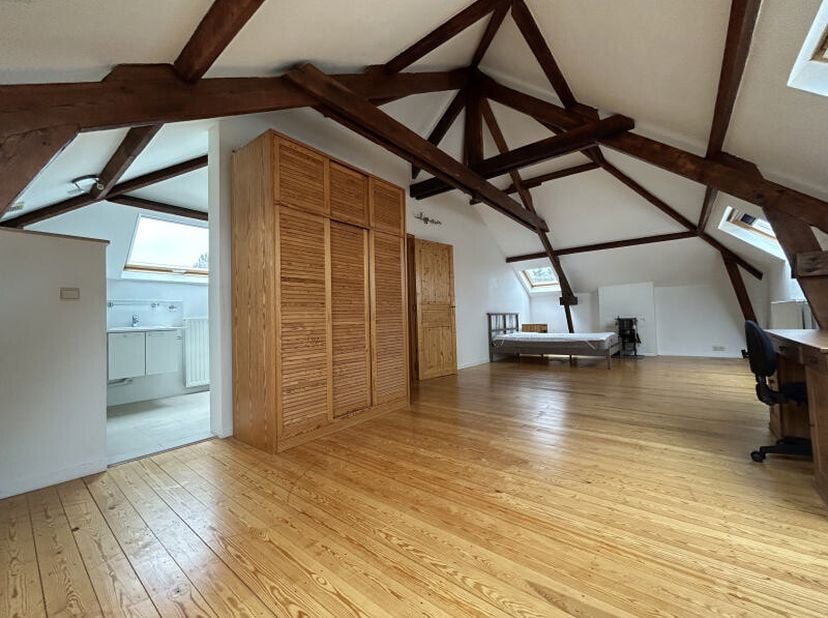 Dans un quartier calme et résidentiel, belle et grande maison qui se compose d'un hall d'entrée, un salon, une salle à manger, une cuisine équipée, un