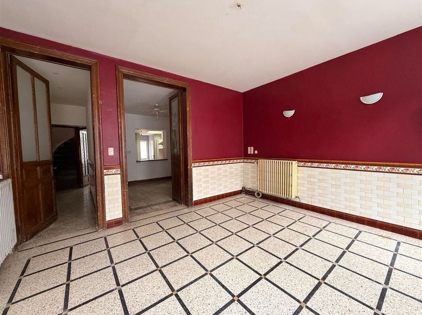 Bonne maison dhabitation mitoyenne située sur 1 are 30 centiares au centre de Leuze-en-Hainaut, à proximité de la gare et des commodités.<br />
Ce bie