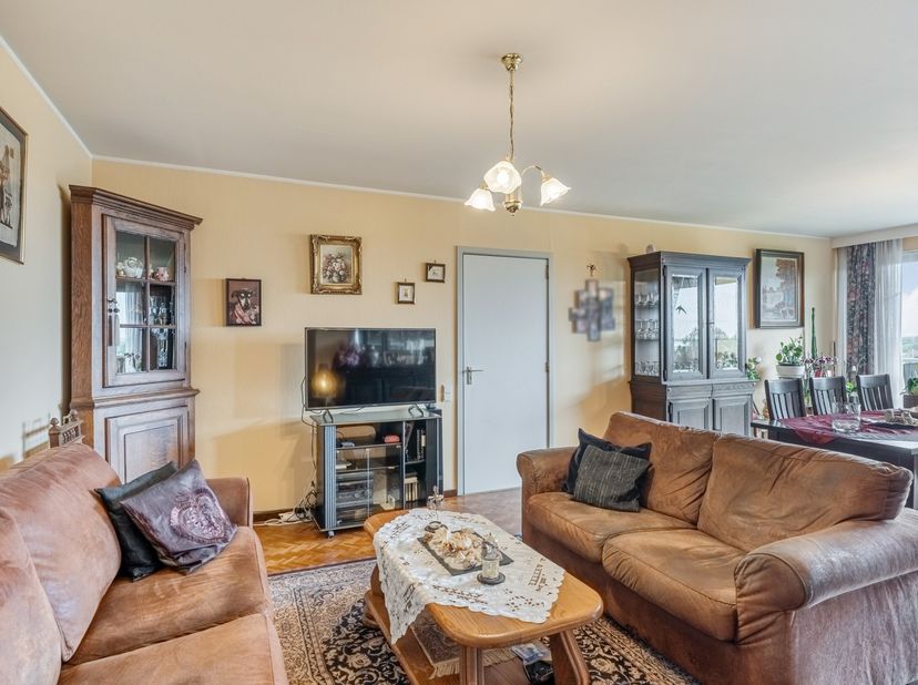 Op een goede locatie te Sint-Truiden, aan de Festraetsstraat 40, treffen we op de vijfde verdieping van deze verzorgde residentie dit appartement met
