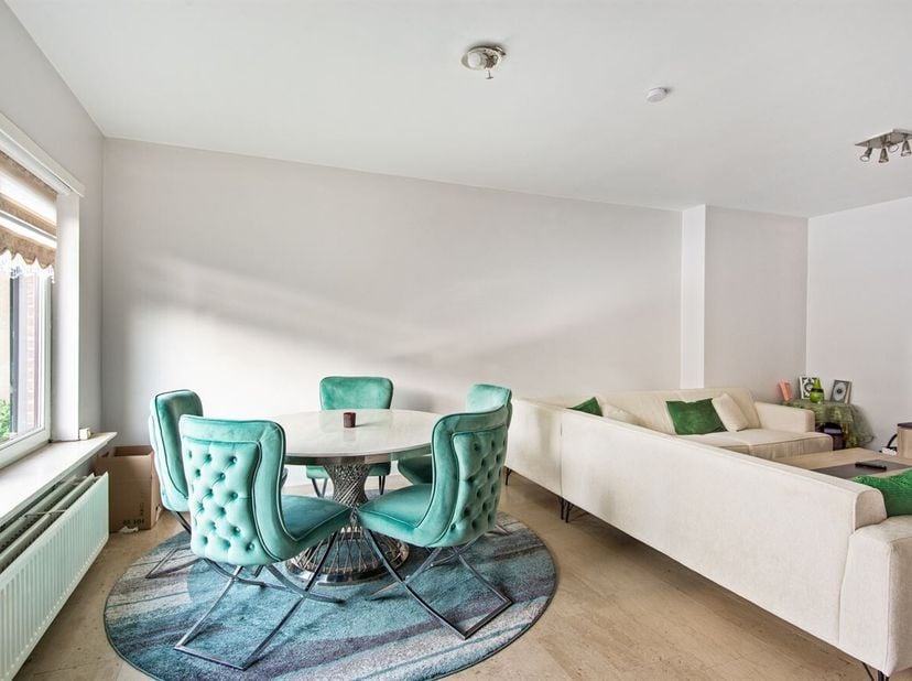 Ligging: Dit appartement is gelegen in de rustige Fakkelstraat in Hoboken, een aangename woonomgeving met een vlotte bereikbaarheid. Winkels, scholen