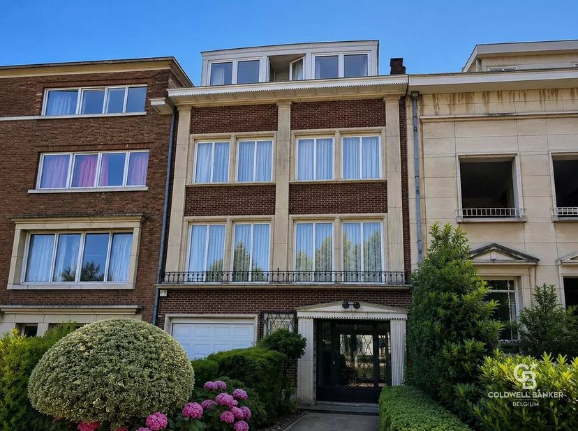 Vogelenzang - Huis met 6 slaapkamers, 4 badkamers, 3 terrassen, tuin garage en airco.<br />
Deze woning, gebouwd in 1956, ligt in een fel begeerde woo