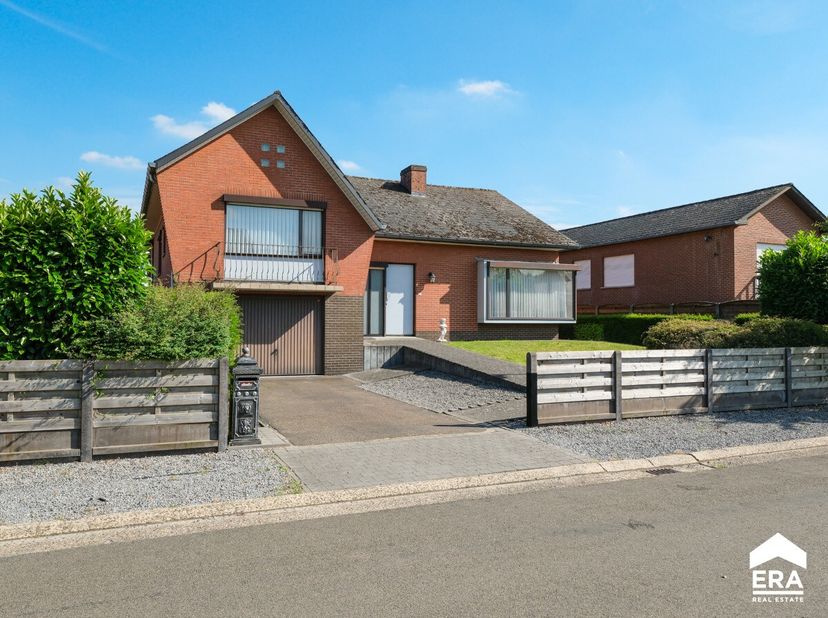 Deze rustig gelegen split-levelwoning uit 1968 met een grote, zuidgerichte tuin beschikt over 3 slaapkamers en een inpandige garage. De praktische ind