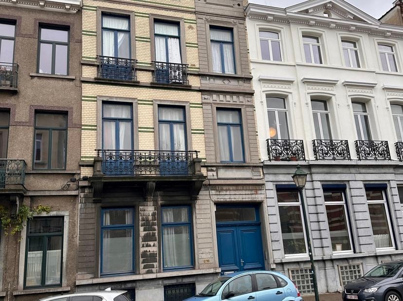 À proximité immédiate de la Gare du Midi et du Parvis de Saint-Gilles, nous vous présentons cette remarquable maison de maître développant une façade