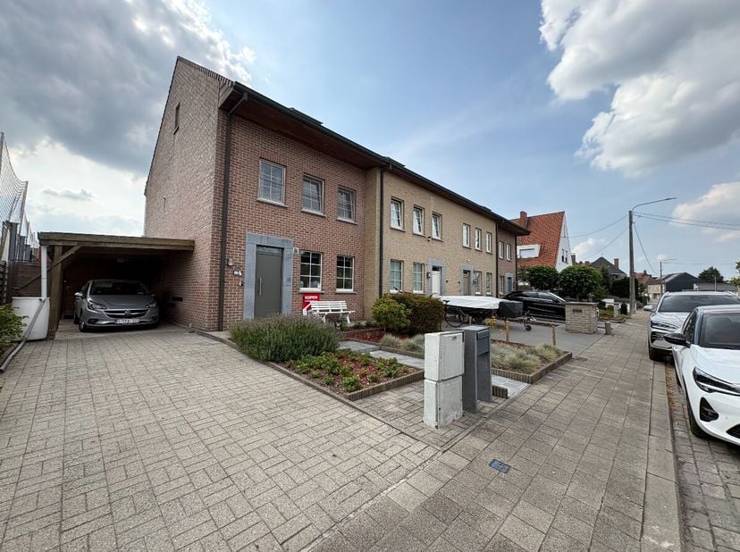 Halfopen woning met 4 slaapkamers en carport.Indelinggelijkvloers: inkomhal, toilet, living met open keuken en bergingeerste verdiep: 2 slaapkamers, b