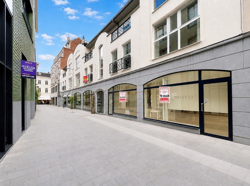 Dit veelzijdige handelspand bevindt zich in een zijstraat van de Lange Steenstraat, dé winkelstraat van Kortrijk, en geniet van een uitstekende visibi