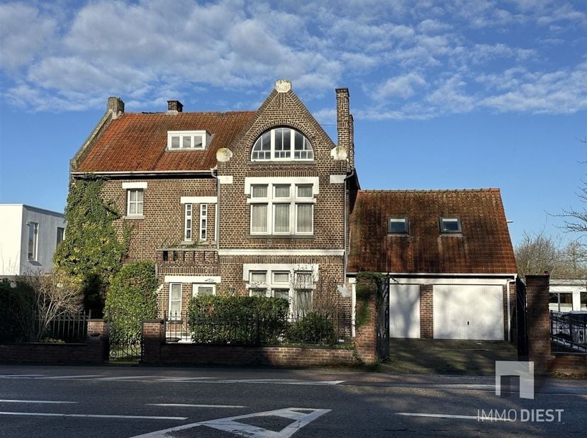 Te koop: Statige voormalige schoolwoning met karaktervol cachet en unieke mogelijkheden te Diest (Diestersteenweg 239, 3293 Kaggevinne)<br />
Op een