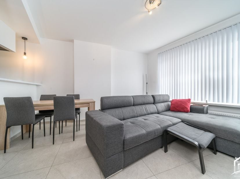 Dit mooi afgewerkt, instapklaar gelijkvloers appartement is gelegen in Nieuwerkerken, vlakbij het centrum van Aalst, en geniet van een uitstekende ber