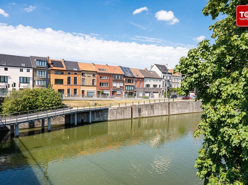 Deze totaal gerenoveerde woning (EPC A) is gelegen op 10 minuten fietsen van het historische centrum en vlakbij de stadsring en 10 minuten van de R4.