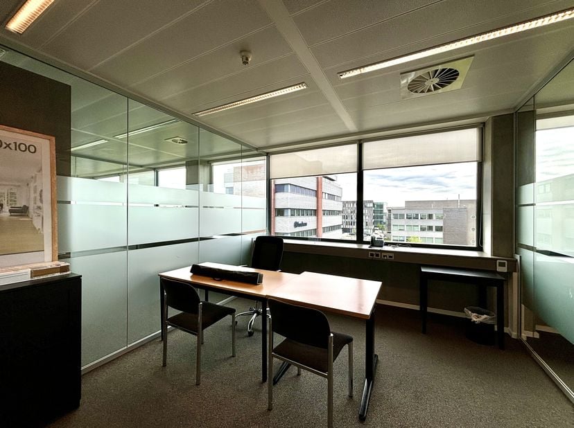 Kenmerken van de kantoorruimte:<br />
Oppervlakte: 14,5 m²<br />
- Veel Lichtinval: Dankzij de grote ramen geniet u de hele dag van natuurlijk licht.<