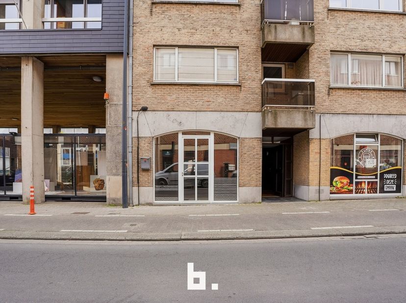 Bent u op zoek naar een commercieel pand op een uitstekende locatie? Dit handelspand van ca. 50 m², gelegen aan het bruisende Polenplein in Roeselare,