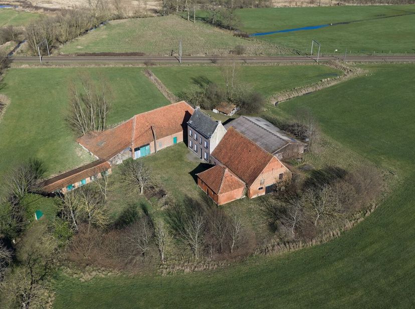 Te renoveren hoeve met bijgebouwen op 30.680m². <br />
De hoeve heeft als bestemming landschappelijk waardevol agrarisch gebied en is opgenomen als bo