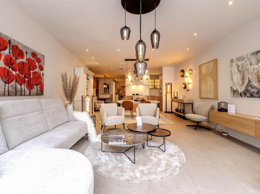 Handelsgelijkvloers van 319m² in hartje Herentals<br />
<br />
Ligging: Gelegen in de welbekende Zandstraat te Herentals met zeer goede visibiliteit