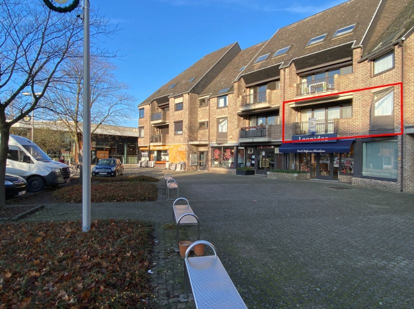 In het hartje van Houthalen vinden we dit ruim appartement terug met een bewoonbare oppervlakte van maar liefst 120 m²!<br />
<br />
Met de lift gerak