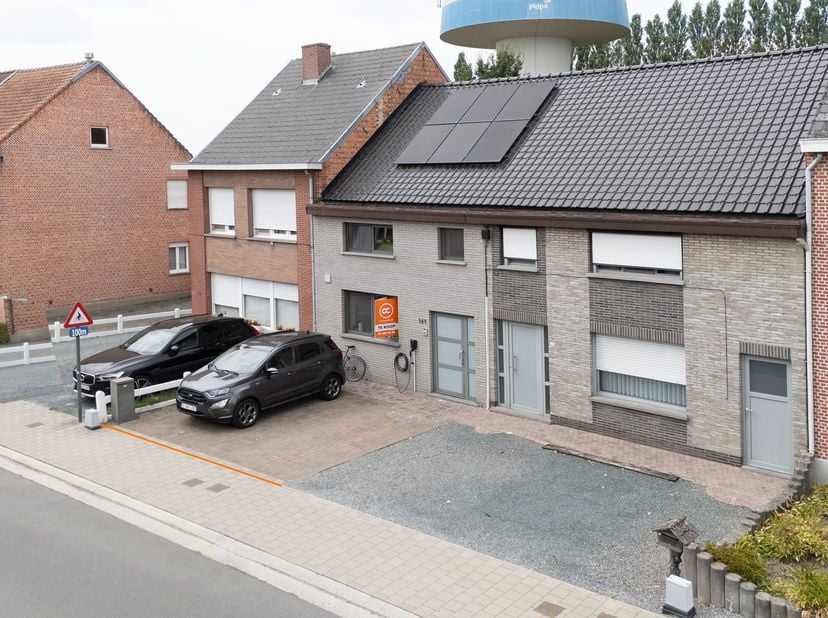 Gelegen aan de Heidestraat (éénrichtingsstraat) in het pittoreske Sint-Amands, biedt deze gerenoveerde en energiezuinige 3 slaapkamer woning een ideal
