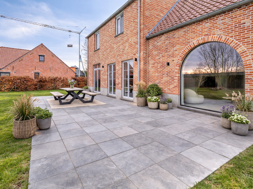 Ontdek deze prachtige, instapklare villa gelegen op een royaal perceel, waar ruimte, licht en comfort centraal staan.<br />
We betreden de woning via