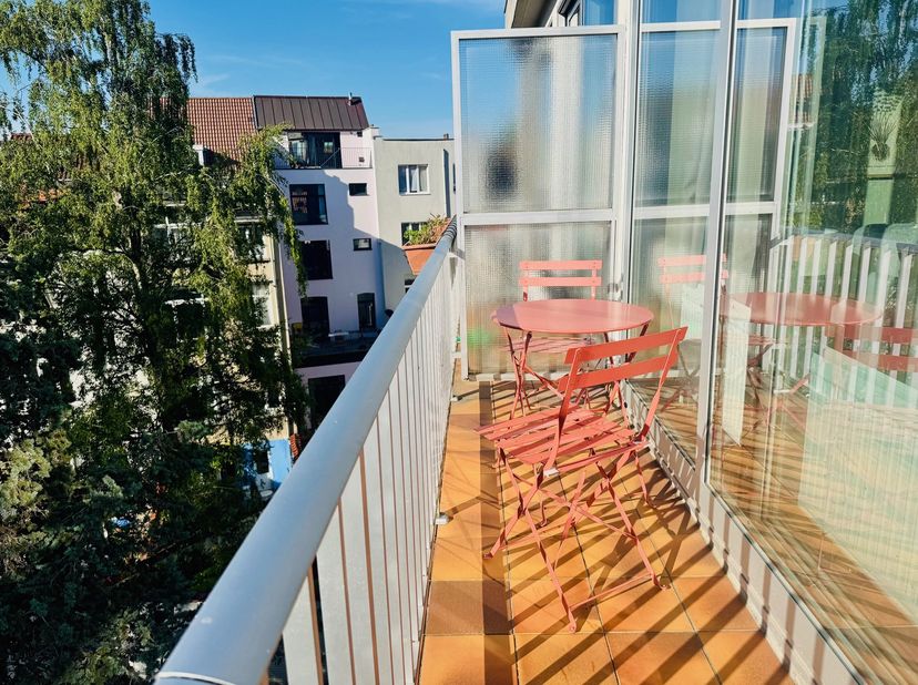 Bien présenté par Maia Zinchenko: maia.zinchenko@victoire.be<br />
Victoire-Junot présente en EXCLUSIVITE: Chatelain, superbe studio joliment meublé s