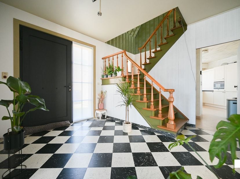 Deze ruime gezinswoning is gelegen op een zuidgericht perceel van maar liefst 939 m². Dankzij de vele reeds uitgevoerde vernieuwingen en de royale rui