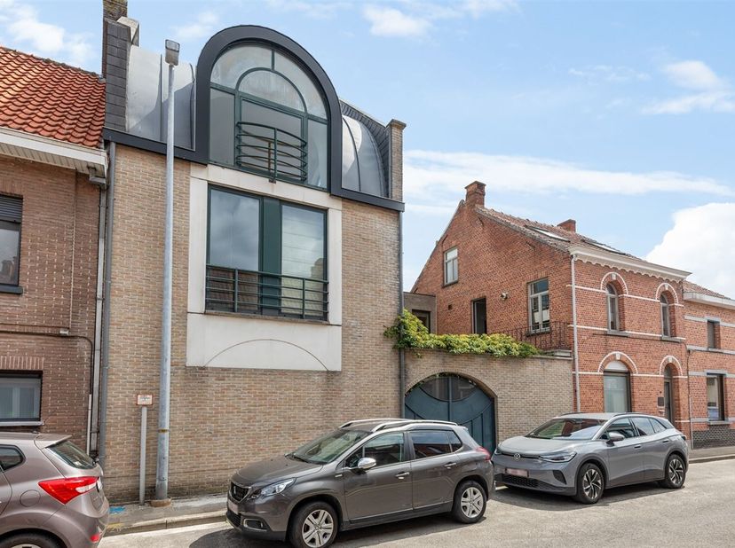 Zeer ruime woning met 5 slaapkamers, praktijkmogelijkheden en gezellige binnentuin<br />
Ligging<br />
Deze woning is gelegen in een rustige straat in