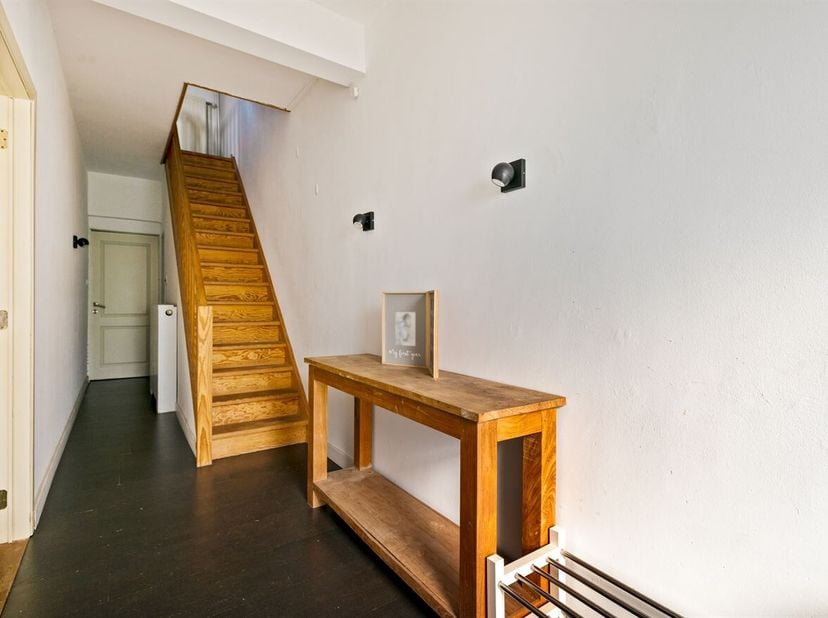 Welkom in deze charmante halfopen bebouwing, gelegen in de rustige en tegelijk centrale straat "De Bergen" 52 te Zandhoven. Deze woning combineert een