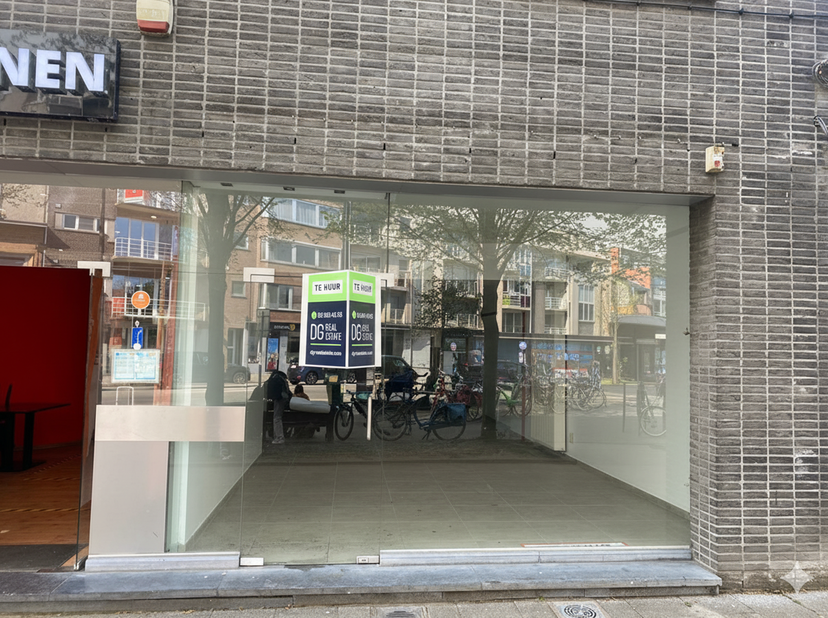 Deze handelsruimte is uitstekend gelegen in het centrum van Brasschaat, op een toplocatie met veel passage en visibiliteit. Het pand beschikt over een