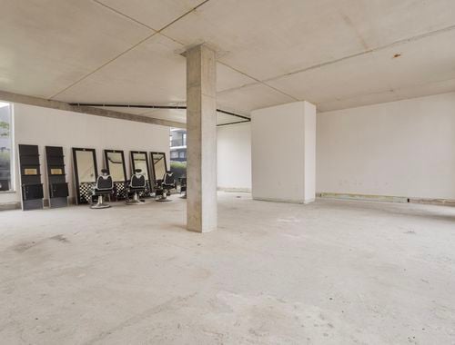                                         Commerce à vendre à Sint-Pieters-Leeuw, € 299.610,30
