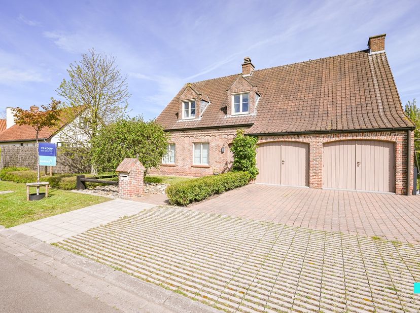 VERKOCHT! Compromis in opmaak! Deze verzorgde, gunstig gelegen eengezinswoning met vier slaapkamers is gelegen op een perceel van 648 m² en beschikt o