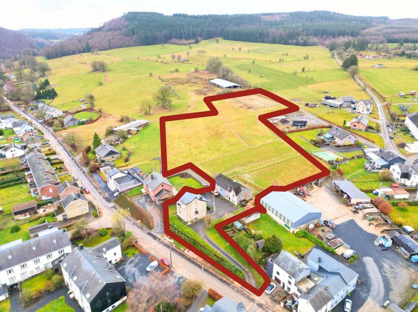 Midden in het idyllische dorpje Rencheux, een charmant deel van de gemeente Vielsalm, ligt deze veelzijdige en instapklare woning met uitzonderlijk po