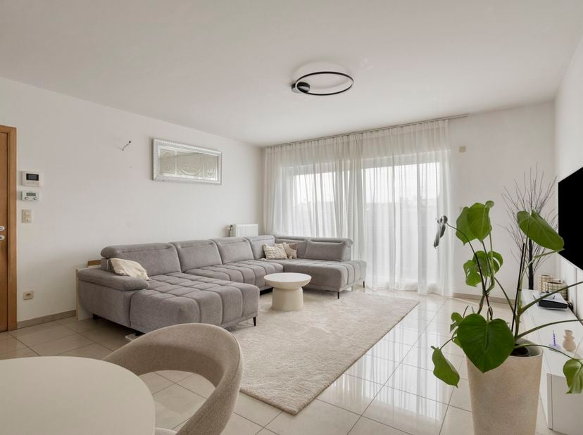 Ontdek deze ruime penthouse, gelegen in een verzorgd en recent gebouw uit 2006. Dankzij de kleinschalige residentie met slechts twee eigenaars is er g