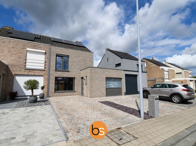 Op wandelafstand van het centrum van Rollegem-Kapelle, ligt deze woning in een doodlopende straat (rust verzekerd).&amp;nbsp;<br />
<br />
De woning besta