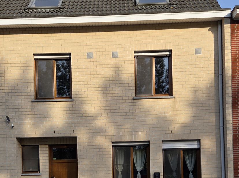 De woning heeft een bewoonbare oppervlakte van 206m². Ze heeft 5 slaapkamers, 3 toiletten, 2 badkamers en 1,5 keuken, met een perceeloppervlakte van 4