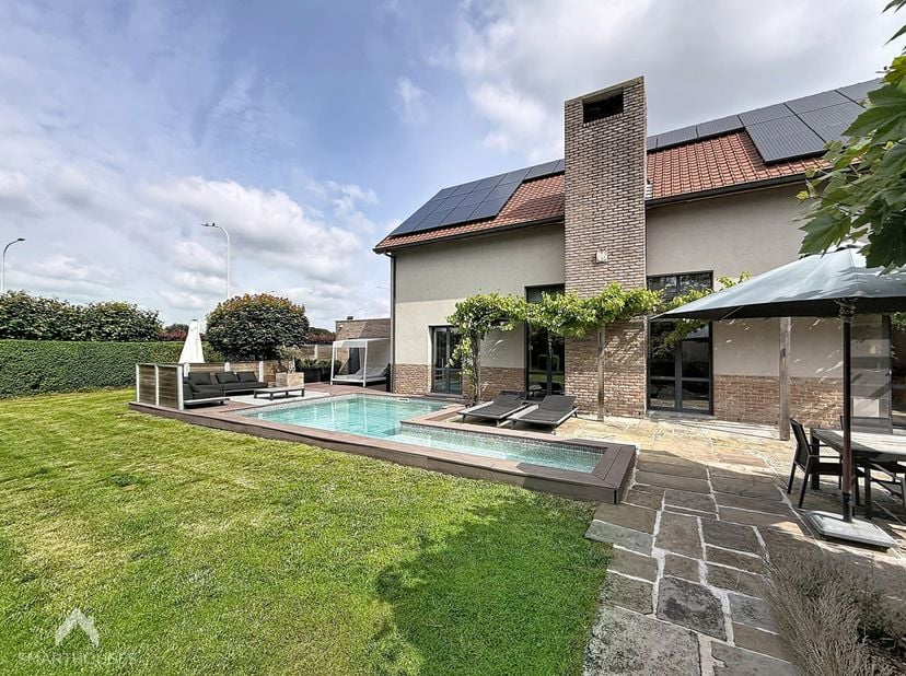 Instapklare villa op 1268m² in een rustige doodlopende straat nabij het centrum. De woning beschikt over een ruime inkomhal met vestiaire en gastentoi