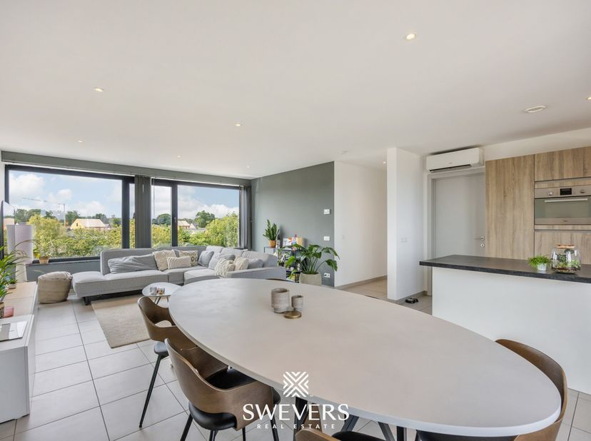 Voor meer info en foto’s, surf naar www.swevers.be – Dit instapklare appartement op de tweede verdieping van een residentie uit 2018 in Houthalen comb