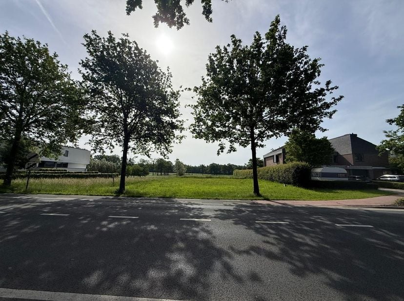 BOUWGROND VOOR HALFOPEN BEBOUWING -<br />
<br />
In het centrum van Wuustwezel vindt u dit mooie perceel bouwgrond voor halfopen bebouwing, met achter