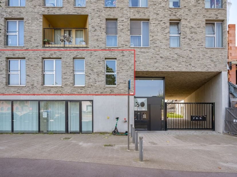 Op zoek naar een modern en lichtrijk appartement op een uitstekende locatie? Dan is dit instapklare appartement op de eerste verdieping, gebouwd in 20