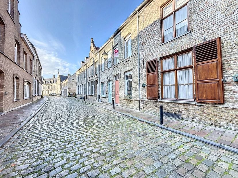 Dans la Zwarte Nonnenstraat à Furnes, nous trouvons cette maison récemment rénovée avec 2 chambres, un bureau et une terrasse ensoleillée à louer. La