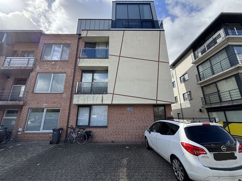 Gelijkvloers 1 slaapkamer appartement met autostaanplaats <br />
Ligging: Gelegen nabij het centrum van Geel. Op wandelafstand van alle faciliteiten (